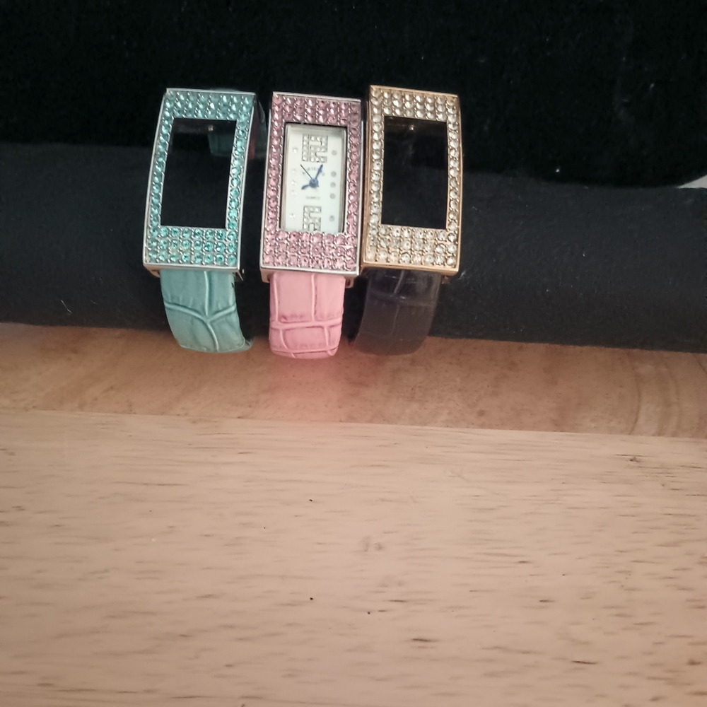 Elegant Women's Watch Set with Gold, Pink, and Green Accents